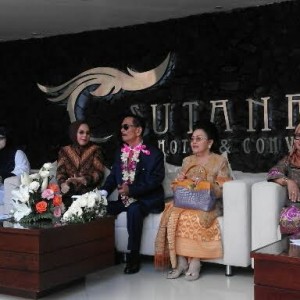 Walikota bersama ownwr Hotel Sutan Raja DL Sitorus