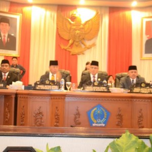 Wakil Ketua Deprov Sulut Vreke Runtu didampingi dua wakil pimpinan dan Pj Gubernur Sulut  saat memimpin sidang paripurna