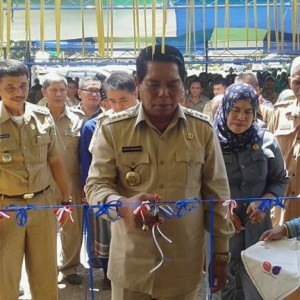 Bupati Hi Salihi Mokodongan, saat menggunting pita tanda direresmikan gedung Kantor Camat Dumoga Tenggara, sekaligus melakukan peletakan batu pertama pembangnan Mesjid Alkarim di Desa Konarom.