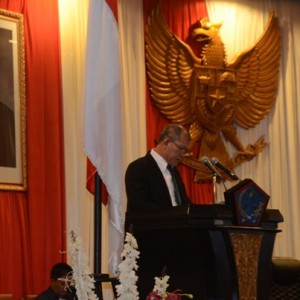 Sekwan B Monunutu saat membacakan nama aleg yang akan dilantik