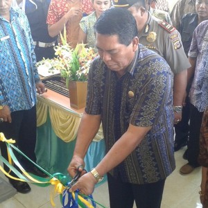 Salihi saat meresmikan kantor kecamatan Dumoga Tengah