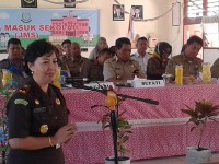 Bupati Hi Salihi Mokodongan dan jajaranya, saat mengahdiri program JMS. Manpak Kajari Kotamobagu Ny Dasplin SH MM, memberikan sambutan dan arahan saat pembukan kegiatan JMS.