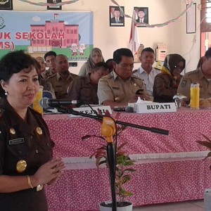 Bupati Hi Salihi Mokodongan dan jajaranya, saat mengahdiri program JMS. Manpak Kajari Kotamobagu Ny Dasplin SH MM, memberikan sambutan dan arahan saat pembukan kegiatan JMS.