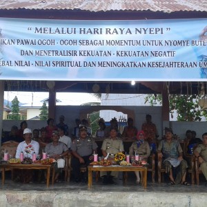 Tampak para tahu dan undangan menyaksikan pawai seni Ogoh-Ogoh. Tampak para tahu dan undangan menyaksikan pawai seni Ogoh-Ogoh.