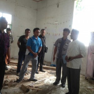 Eyang Saat Melakukan Sidak Proyek Rehabilitasi SD Cokroaminoto