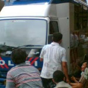 Kelilingi Wilayah Bolmut, Mobil Ini ‘Diserbu’ Ratusan Warga
