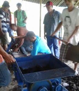 Pemkot Serahkan Bantuan Mesin Batu Bata