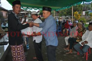 Lewat Tangan Camat Modayag Barat, Eyang Bagikan 500 Paket Sembako ke Warga