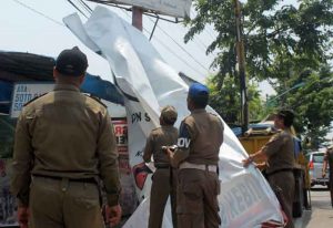 Tak Bayar Pajak, Pemkot Kotamobagu Cabut Paksa Papan Reklame