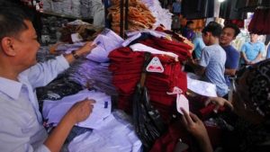Jelang Lebaran, Penjualan Seragam Sekolah Meningkat