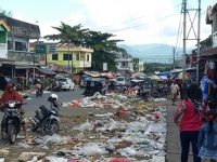 Dinas Tata Kota Bersihkan Sampah Pasar Senggol