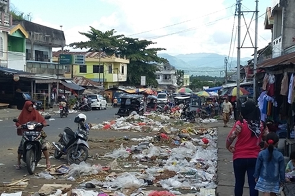 Dinas Tata Kota Bersihkan Sampah Pasar Senggol