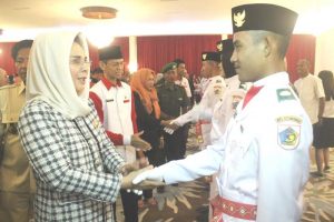 Walikota Tatong Bara Kukuhkan 36 Anggota Paskibraka