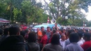Sopir Angkot Demo di Deprov Sulut