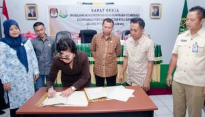 kpu-mou-dengan-kejaksaan-negeri-kotamobagu-4-300×172
