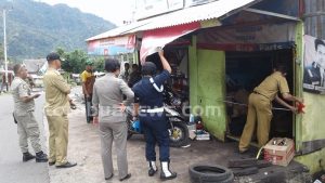 BPM-PTSP Boltim Razia Pelaku Usaha Tak Berizin di Wilayah Modayag BPM-PTSP Boltim Razia Pelaku Usaha Tak Berizin di Wilayah Modayag