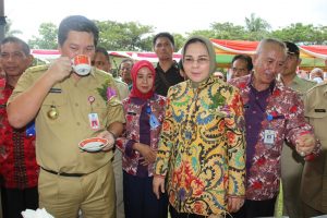 wakil-gubernur-mencicipi-kopi-kotamobagu-yng-disiapkan-di-stand-pameran