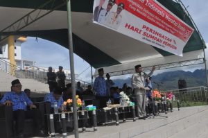 bupati-boltim-saat-menyampaikan-sambutan-pada-acara-hari-sumpah-pemuda