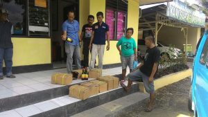Polsek Lolayan Amankan Puluhan Botol Miras