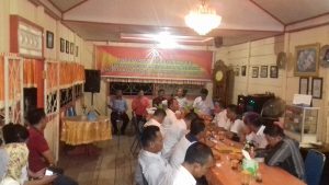 ketua-panwas-bolmong-neny-kumayas-saat-memberikan-tanggapan-pertanyaan-yang-disampaikan-para-peserta-fgd-sekligus-memberikan-closing-stategmen