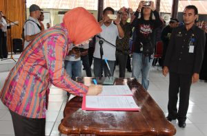 walikota-menandatangani-berita-acara-pelantikan