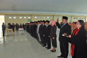 gambar-bupati-saat-pengukuhan-penjabat-pratama Depri Kukuhkan Penjabat Tinggi Pratama Eselon II A Dan II B