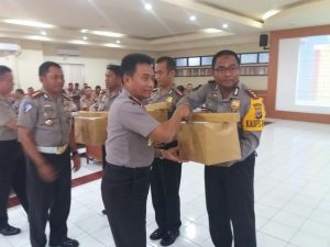 Angka Kecelakaan Menurun, Polres Bolmong Terima Penghargaan dari Kapolda Sulut Angka Kecelakaan Menurun, Polres Bolmong Terima Penghargaan dari Kapolda Sulut