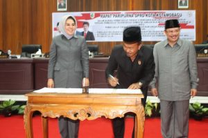 Penanda tanganan nota kesepahaman oleh pimpinan DPRD bersama Walikota Kotamobagu