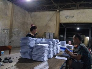 KPUD Bolmong Melakukan Tahapan Sortir dan Pelipatan Surat Suara