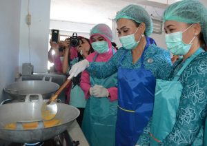 Ibu – Ibu Dilatih Proses Pembuatan Abon Ikan