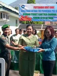 Isteri Wali Kota Serahkan Bibit Cabai ke- Persit