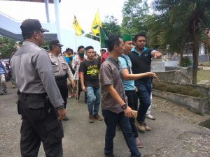 Demo Mahasiswa BMR di Kantor DPRD Kotamobagu Berakhir Ricuh