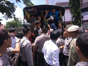 Demo Mahasiswa BMR di Kantor DPRD Kotamobagu Berahkir Ricuh