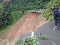 Jalan Tobongon - Badaro Putus, Arus Lalu Lintas Lumpuh Total
