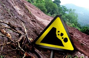 Diduga Dua Mobil Taksi Terjebak Longsor di Tonsile