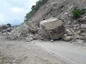 Ruas jalan Molobog-Buyat Kembali Tertibun Longsor