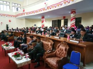 Foto 2 Anggota DPRD dan segenap pimpinan SKPD Bolmong menghadiri paripurna