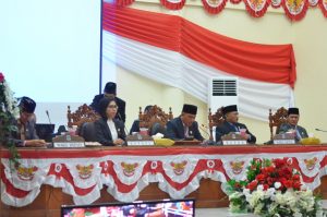 Foto 3 Bupati, Wabup bersama pimpinan DPRD saat menghadiri paripurna