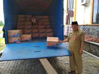 Kepala BPBD BOlsel saat menerima sembako untuk bantuan korban banjir (1)