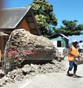 Rumah warga yang nyaris di hantam batu di Desa Kotabunan Selatan, kemarin