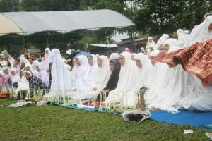 Walaupun Diguyur Hujan, Bupati dan Masyarakat Khidmat Laksanakan Sholat Idul Adha