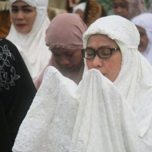 Walaupun Diguyur Hujan, Bupati dan Masyarakat Khidmat Laksanakan Sholat Idul Adha