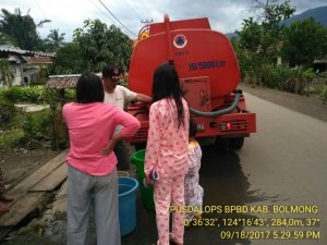 BPBD Bolmong Terus Salurkan Air Bersih ke Warga Hingga Malam Hari