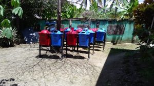 DLH Bolmong Bagikan Tong Sampah ke Sekolah