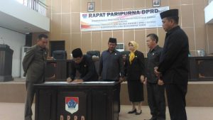 ADV - Bupati Boltim Sehan Landjar saat menandatangani draft penetapan APBD 2018