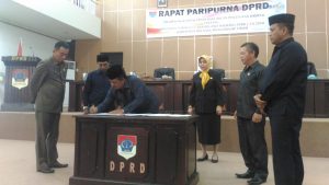 ADV – Ketua DPRD Boltim Marsaole Mamonto saat menandatangani draft penetapan APBD 2018 ADV – Ketua DPRD Boltim Marsaole Mamonto saat menandatangani draft penetapan APBD 2018