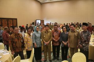 Bupati Bolmong Saat Berfoto Bersama Dengan Kepala Daerah se-Sulut.(foto Diskominfo)