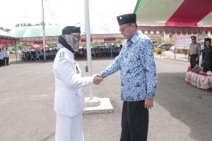 Bupati-Hi-Herson-Mayulu-S-IP-usai-melantik-Nurhaida-Yasin-Sebagai-Camat-Bolaang-Uki
