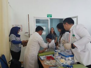 Tampak Ketua KPU, Nova S.Tamon (tepat dibelakang TB) sedang melihat langsung ketika Tatong Bara sedang diperiksa.