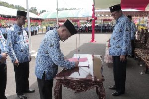 Penandatanganan-Berita-Acara-Pelantikan-oleh-Saksi